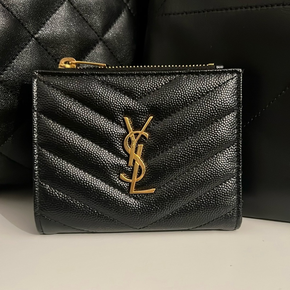 CASSANDRE MATELASSÉ BI-FOLD WALLET IN GRAIN DE POUDRE LEATHER